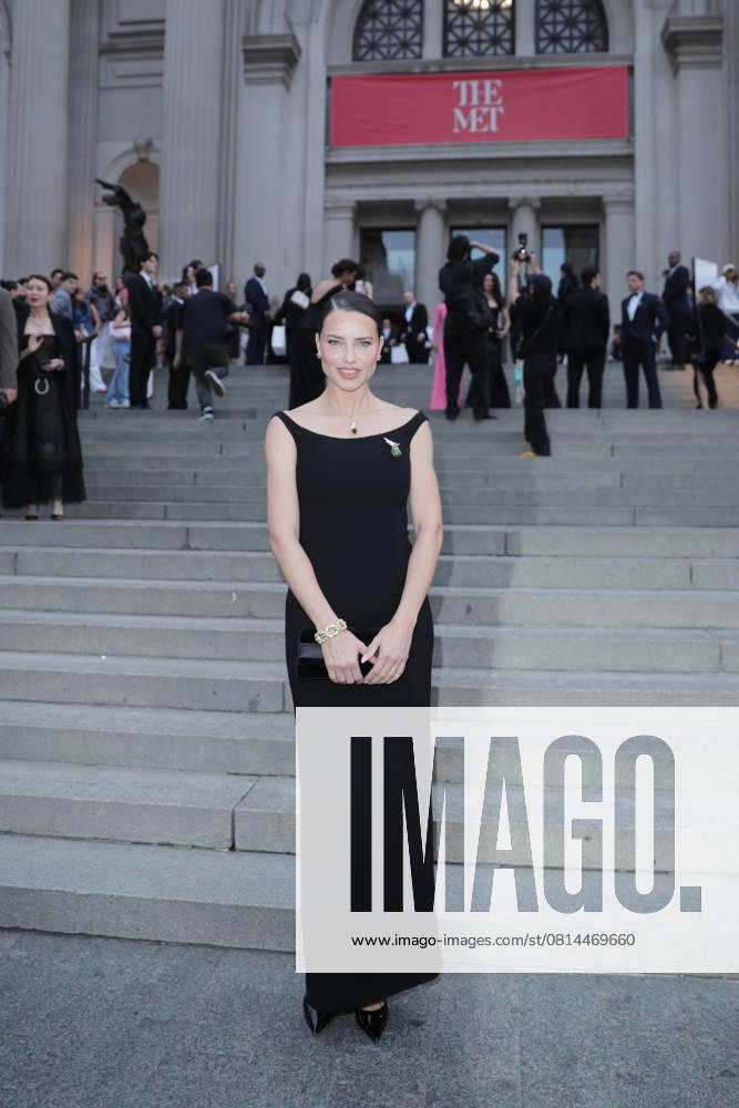 Bilder des Jahres 2025, Entertainment 04 April April 25, 2025, Ny, USA: NEW YORK, NEW YORK - APRIL 25: Adriana Lima attends Tiffany & Co. s celebration of the launch of Blue Book 2025: Sea of Wonder at The Metropolitan Museum of Art on April 25, 2025 in New York City. The exclusive event showcased Tiffanys latest high jewelry collection, inspired by the mysteries of the ocean, and attracted top celebrities, designers, and industry leaders. USA - ZUMAra1_ 20250425_aap_ra1_058