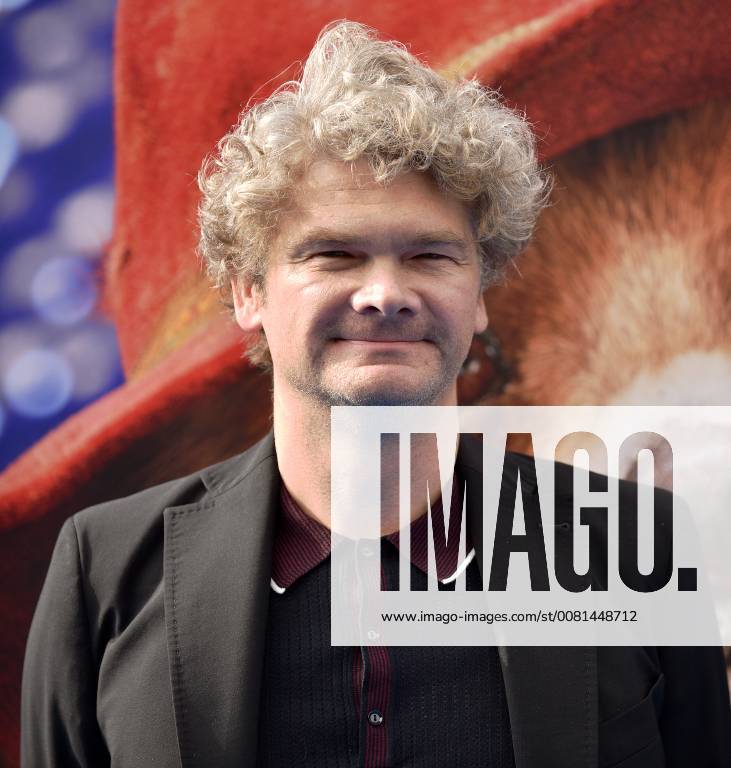 Simon Farnaby attends the premiere of Paddington 2 at the Regency Village Theatre in Los Angeles, California on January 6, 2018. LAP20180106941 CHRISTINExCHEW
