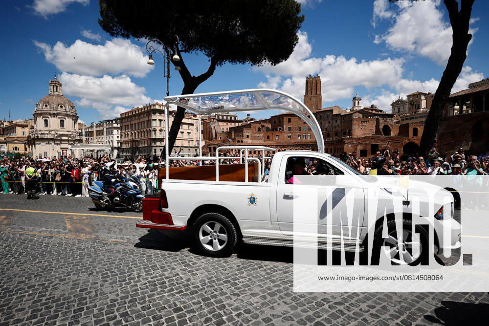 People gather along the road as the coffin of late Pope Francis is transported from St Peter s Basilica to Santa Maria Maggiore Basilica, during the funeral ceremony in Rome on 26 April 2025. (funerali, esequie, carro funebre) ANSA VINCENZO LIVIERI Rome - ZUMAa110 20250426_zaf_a110_083