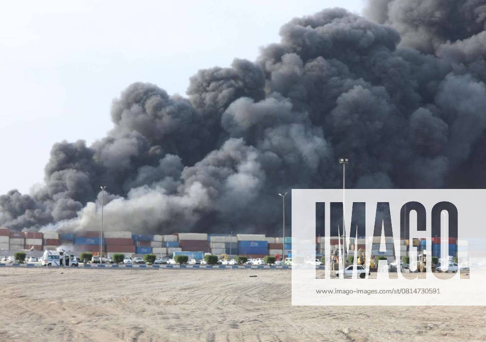 (250427) -- TEHRAN, April 27, 2025 -- Smoke rises after a massive explosion rocked Shahid Rajaee Port in Bandar Abbas of Hormozgan province, Iran, April 26, 2025. At least 14 people were killed and 750 others injured on Saturday after a massive explosion rocked Shahid Rajaee Port in the city of Bandar Abbas in southern Iran s Hormozgan province, local media reported. (Mehr News Agency Handout via Xinhua) (SpotNews)IRAN-HORMOZGAN-PORT BLAST ShaxDati