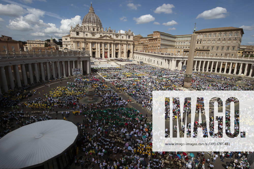 ITALY - MASS PRESIDED BY VATICAN SEGRETARY OF STATE CARDINAL PIETRO PAROLIN AT THE VATICAN - 2025 4 27 Italy, Rome,Vatican 2025 4 27 mass presided by Vatican Secretary of State, Cardinal Pietro Parolin, on the second of nine days of mourning for late Pope Francis, in St. Peter s Square, at the Vatican. . - NO BOOKS