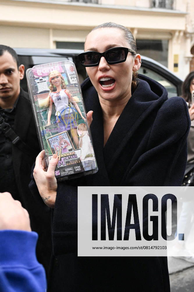Miley Cyrus walks out of her hotel in Paris Miley Cyrus walks out of her hotel in Paris on April 27, 2025 Yehiel Chekroune Bestimage Miley Cyrus walks out of her hotel in Paris on April 27, 2025 Paris France