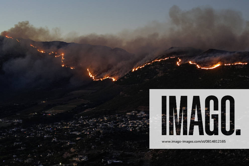 S?dafrika, Brand im Tafelberg-Nationalpark in Kapstadt Fire in Cape Town, South Africa A fire stretches across the Table Mountain National Park above Noordhoek, Cape Town, South Africa, on April 27, 2025. Fire fighters battled an extensive blaze that spread rapidly across the mountainous regions of Cape Town skirting suburbs but destroying large areas of Fynbos vegetation, flora and fauna in the reserve. Cape Town South Africa