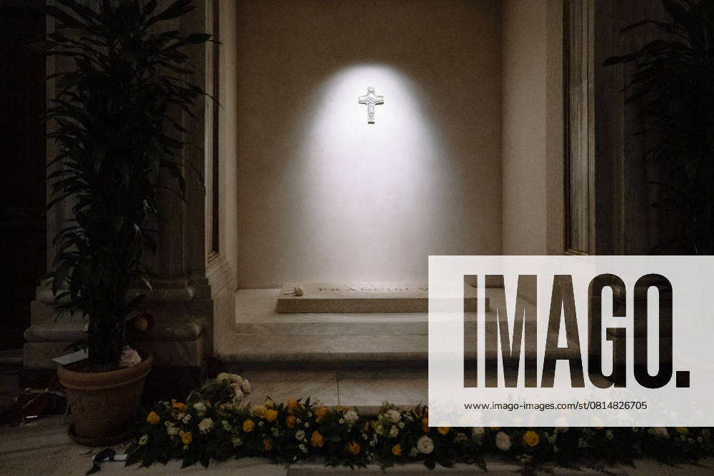 Pope Francis grave. People pay a tribute to the grave of Pope Francis in St. Maria Maggiore after the funeral celebratef on 26 of April 2025. Rome, Vatican Italy - ZUMAf172 20250427_zip_f172_019