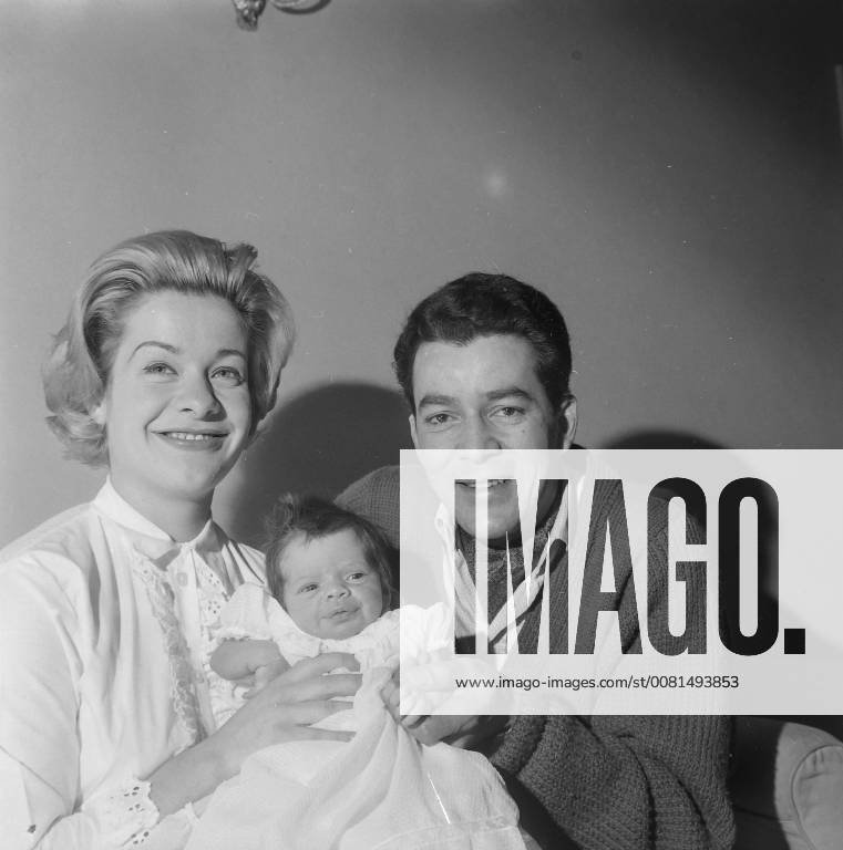 EDWARD DE SOUZA WITH WIFE MIRANDA CONNELL AND DAUGHTER EMMA LOUISE DE SOUZA IN LONDON ; 3 JANUARY 1964,