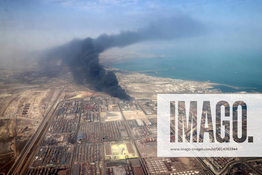 Thick smoke billows from the site of an explosion at the Shahid Rajaee port dock in Bandar Abbas, Hormozgan province, Iran. President Pezeshkian visited the site on Sunday following the massive explosion, which resulted in the deaths of 28 people and left over 1,000 others injured. Fires continued to burn for more than 24 hours after the blast. Authorities have not yet announced the cause of the explosion. Bandar Abbas Iran - ZUMAi98_ 20250428_zih_i98_001