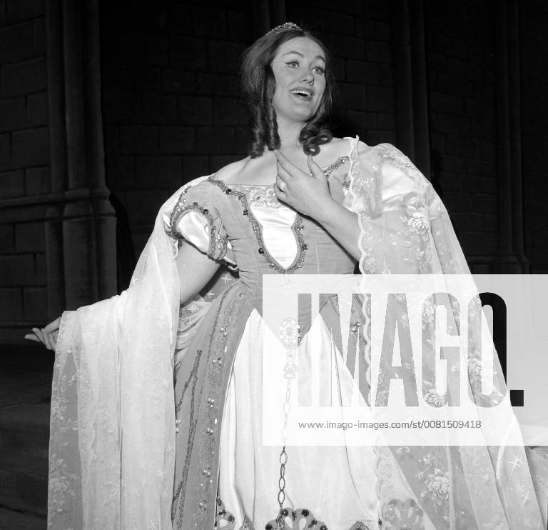 JOAN SUTHERLAND, AUSTRALIAN SOPRANO, AS ELVIRA IN I PURITANI BY BELLINI , DIRECTED BY FRANCO ZEFFIRELLI , AT THE ROYAL OPERA HOUSE IN COVENT GARDEN, LONDON, ENGLAND., London United Kingdom England