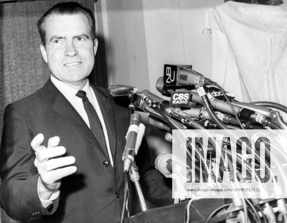 RICHARD NIXON WITH PRESS IN NEW YORK ; 7 NOVEMBER 1964,