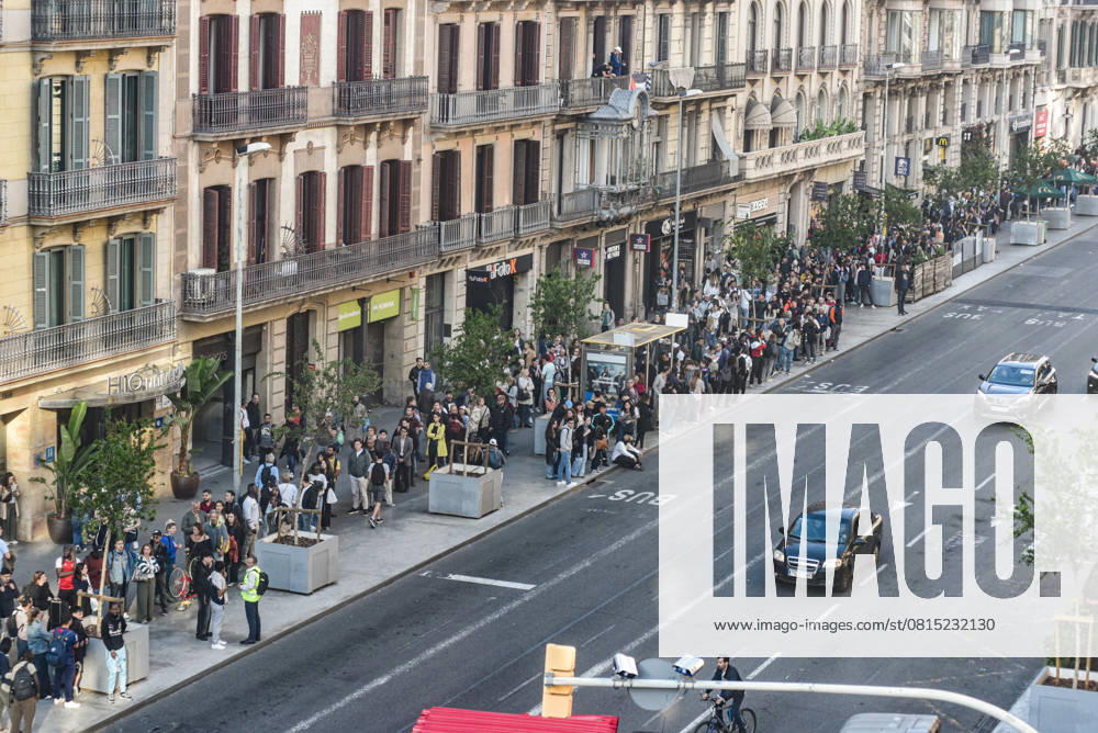 Bilder des Jahres 2025, News 04 April Spain suffers a massive blackout that leaves the country without power for more than 12 hours Dozens of people queue to catch the bus during the blackout, on April 28, 2025, in Barcelona, Catalonia Spain An electrical blackout has hit Spain, Portugal and part of France at 12