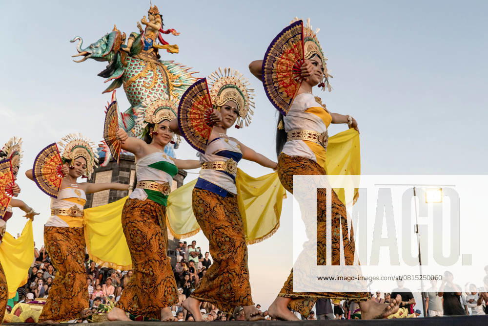 (250429) -- BALI, April 29, 2025 -- Artists perform the traditional Balinese Janger dance to celebrate International Dance Day at Pererenan Beach in Badung Regency, Bali, Indonesia, April 29, 2025. (Photo by Xinhua) INDONESIA-INTERNATIONAL DANCE DAY-ACTIVITIES DickyxBisinglasi
