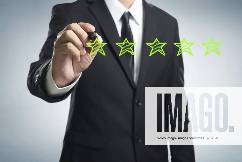 Überprüfung, erhöhen Bewertung, Leistung und Klassifizierung Konzept. Geschäftsmann zeichnen fünf grüne Sterne zu erhöhen Bewertung seines Unternehmens, leeren Hintergrund Review, increase rating, performance and classification concept. Businessman draw five green stars to increase rating of his company, blank background
