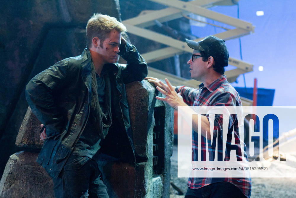 Star Trek Into Darkness (2013) - filmstill CHRIS PINE, J. J. ABRAMS (Director) on the set of Star Trek Into Darkness (2013)