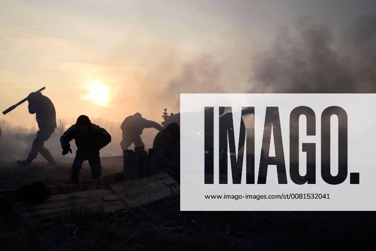 Themen der Woche Ukrainian soldiers shoot a mortar at the firing points of the separatists who previously fired large-calibre guns at the positions of the government troops killing one and wounding two servicemen near Novoluhanske village, Donetsk Region, eastern Ukraine, January 11, 2018. Ukrinform. Ukrainian soldiers respond to artillery attacks of separatists near Novoluhanske