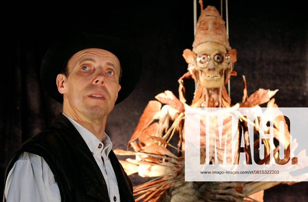 Professor Gunther von Hagens Professor Gunter von Hagens July 2002 Professor Gunther von Hagens with one of his new works entitled Mystical Plastinate at the Body Worlds exhibition at the Atlantis Gallery in Brick Lane. 12 July 2002 photo Andy Paradise