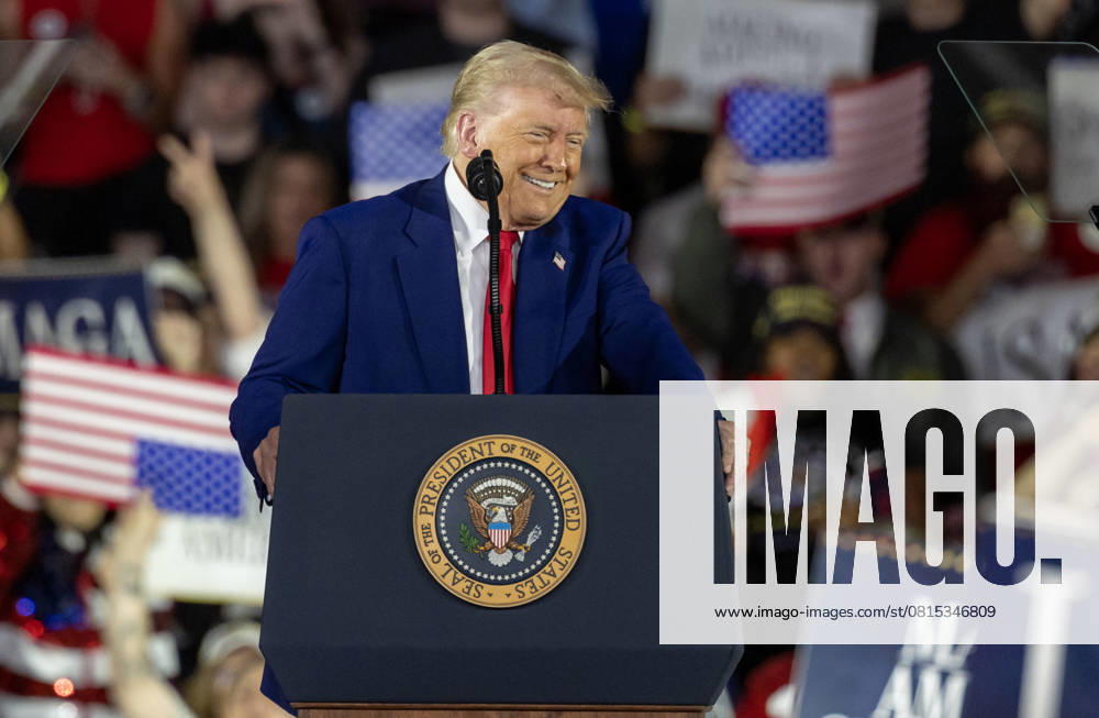 USA, Donald Trump 100 Tagen im Amt - Rede in Warren, Michigan President Donald Trump smiles on stage at a rally at Macomb Community College in Warren, Michigan on Tuesday, April 29, 2025. Trump was celebrating his 100th day in office since returning to the White House for a non-consecutive second term as President. WAR20250429809 RENAxLAVERTY