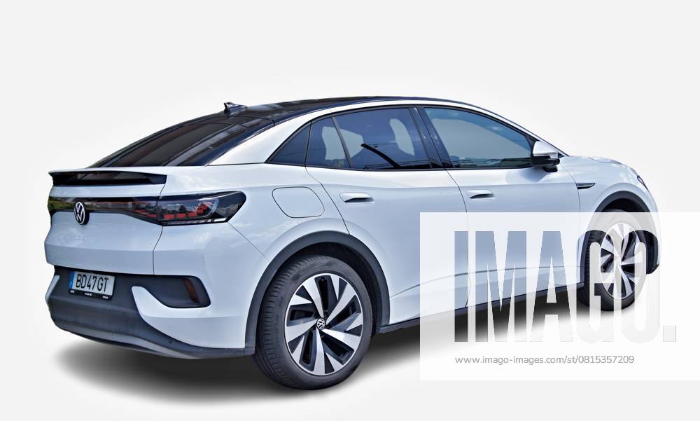 Weißes Volkswagen ID.5 GTX Elektroauto geparkt auf weißem Hintergrund Modern white Volkswagen ID.5 GTX electric SUV is parked on a white background (License=RM)