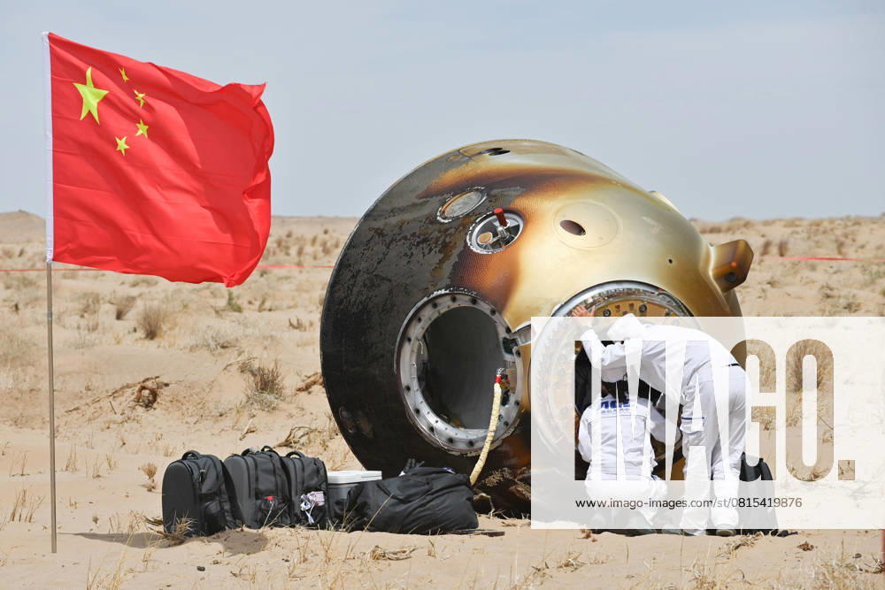 China, Raumfahrer der Shenzhou 19 Crew gelandet (250430) -- DONGFENG LANDING SITE, April 30, 2025 -- The return capsule of the Shenzhou-19 crewed spaceship, carrying astronauts Cai Xuzhe, Song Lingdong and Wang Haoze, touches down at the Dongfeng landing site in north China s Inner Mongolia Autonomous Region, April 30, 2025. The three astronauts are all in good health condition, according to the China Manned Space Agency. ) FOCUS Shenzhou-19 return capsule touches down on Earth MaxJinrui