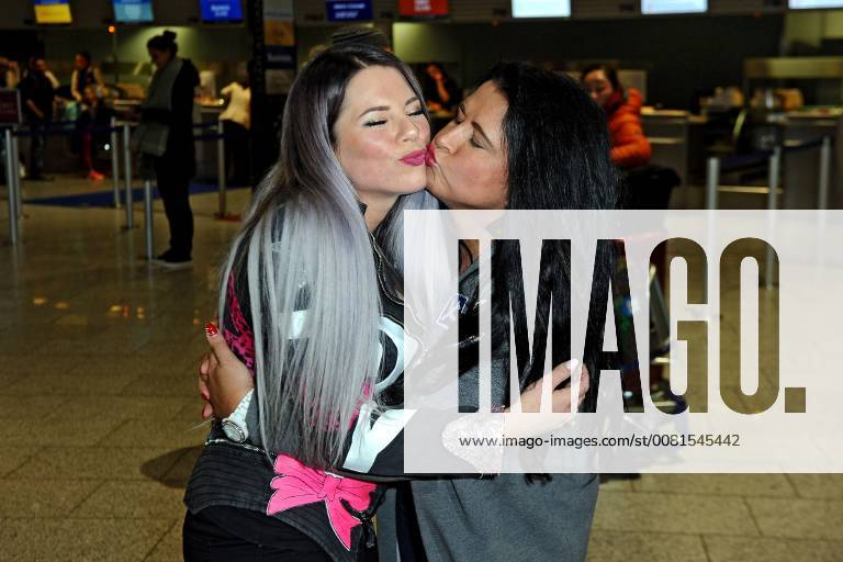RTL jungle camp 2018 Jenny Faruk Ibrahim and her mother Iris Klein on the occasion of the departure of the candidates of the RTL I broadcast a star get me out of here to the jungle camp 2018 on 12 01 2018 on the Frankfurt Main airport