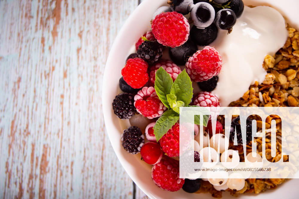 Granola, Müsli mit Joghurt oder Milch und frischen Beeren. Gesundes Frühstückskonzept. Granola, Müsli mit Joghurt oder Milch und frischen Beeren. Gesundes Frühstückskonzept. (License=RF)