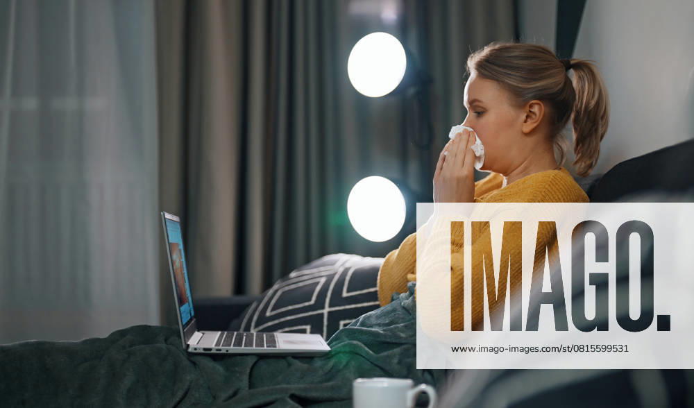 IMAGO Creative, Gesellschaft, Leisure Sickness Kranke Frau sieht sich zu Hause einen Film an. Sick woman watching movie at home. (License=RF) ,model released, Symbolfoto