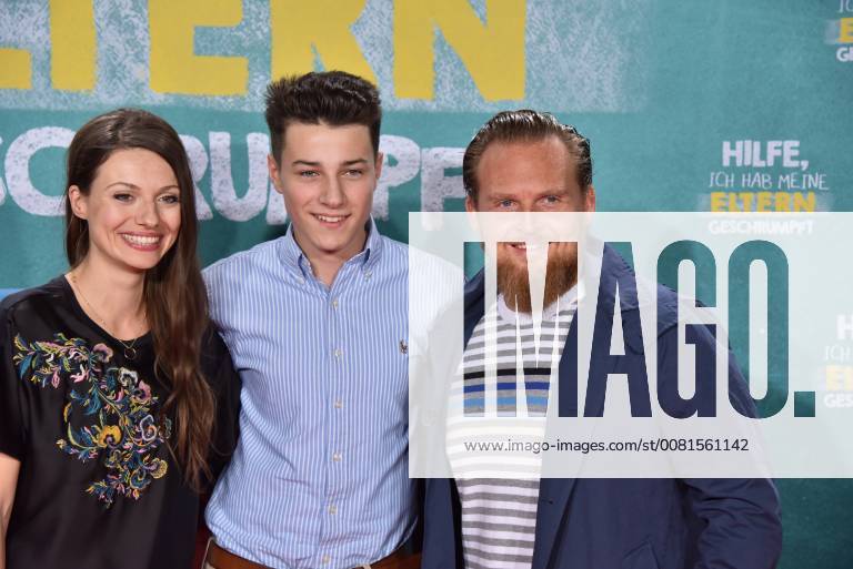 Actor Julia Hartmann l r Oskar Keymer and Axel Stein posing on 14 01 2018 in Cologne at the premiere of the movie help I my parents shrunk 01 in German cinemas coming on 18