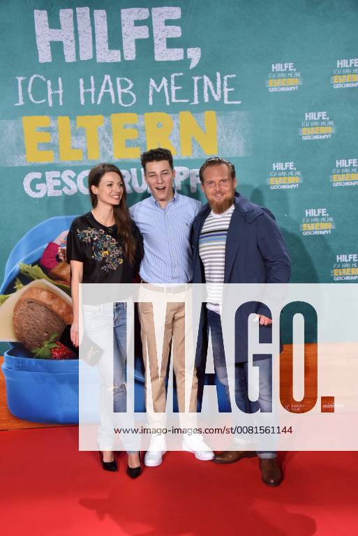 Actor Julia Hartmann l r Oskar Keymer and Axel Stein posing on 14 01 2018 in Cologne at the premiere of the movie help I my parents shrunk 01 in German cinemas coming on 18
