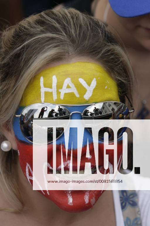 Valencia, Carabobo, Venezuela - April 09, 2013. Followers of Henrique Capriles, during his Visit to the the city of Valencia, Carabobo state, as part of its electoral campaign with a view to the presidential elections in Venezuela. Photo: Valencia Venezuela - ZUMAhe3_ 20130409_zbp_he3_002