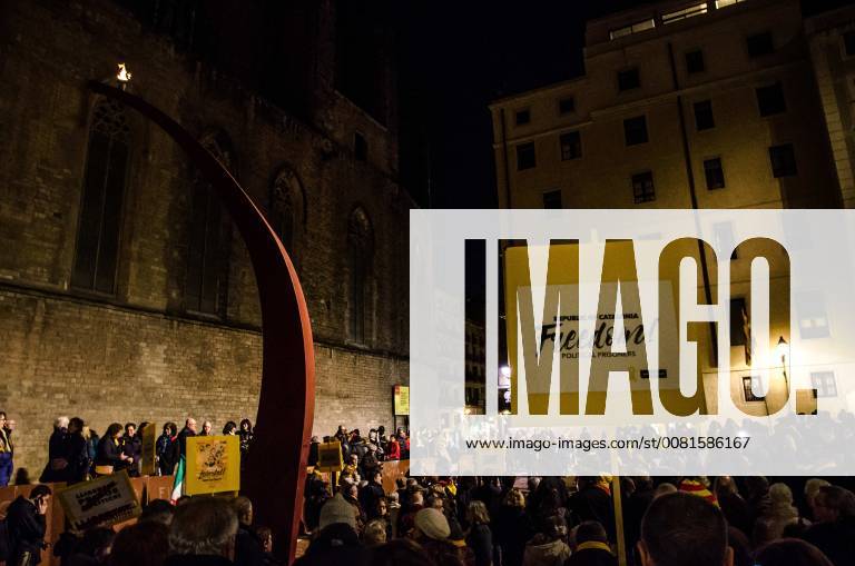 Barcelona, Catalonia, Spain - A group of protesters are preparing to start the demonstration. A few hours before the new Catalan Government starts the new legislature, sovereigntists entities call to new mobilizations to demand the freedom of political prisoners still in prison. Barcelona Spain - ZUMAs197 20180116_zaa_s197_030