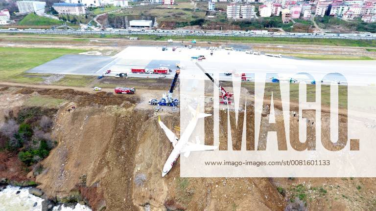 Themen der Woche January 18, 2018 - Trabzon, Turkey - People work on a recovery operation around a Boeing 737-800 of Turkey s Pegasus Airlines in Trabzon, Turkey, Thursday, Jan. 18, 2018. The commercial airplane that skidded off the runway after landing in the city late Saturday in northern Turkey dangled precariously off a muddy cliff with its nose only a few feet from the Black Sea. Some of the 168 people on board described it as a miracle that everyone was evacuated safely from the plane. (Credit Image: Â© Dha - Depo Photos) 15902999