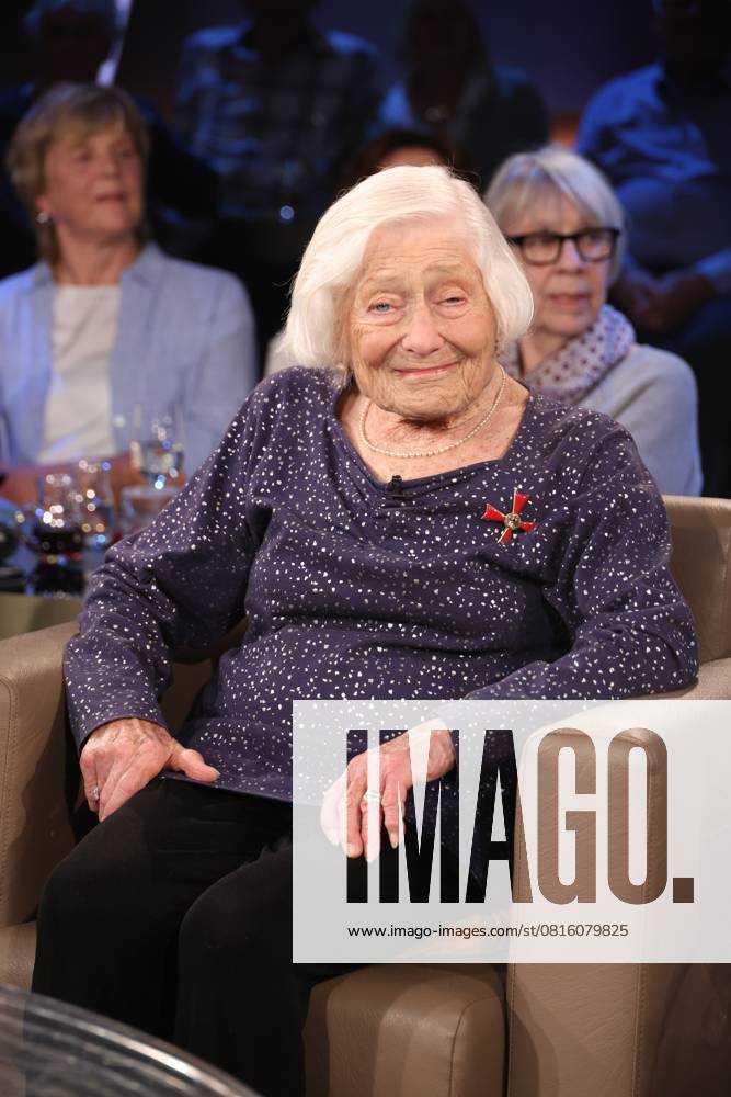 95-year-old Irene Butter, contemporary witness and Holocaust survivor, as a guest on the NDR Talk Show, photo session on 30 4 2025 before the program on 2 5 2025 in the 3 program of NDR television, Hamburg Lokstedt television studio