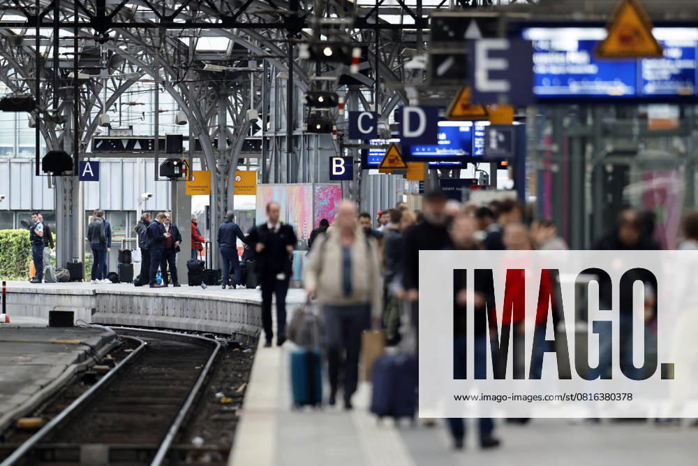 Impression of Cologne Central Station Passengers with suitcases walk along the platform At Cologne Central Station, a far-reaching closure of train traffic has begun that will last two and a half weeks The reason is the commissioning of a new electronic interlocking system Many regional trains and suburban trains are therefore u