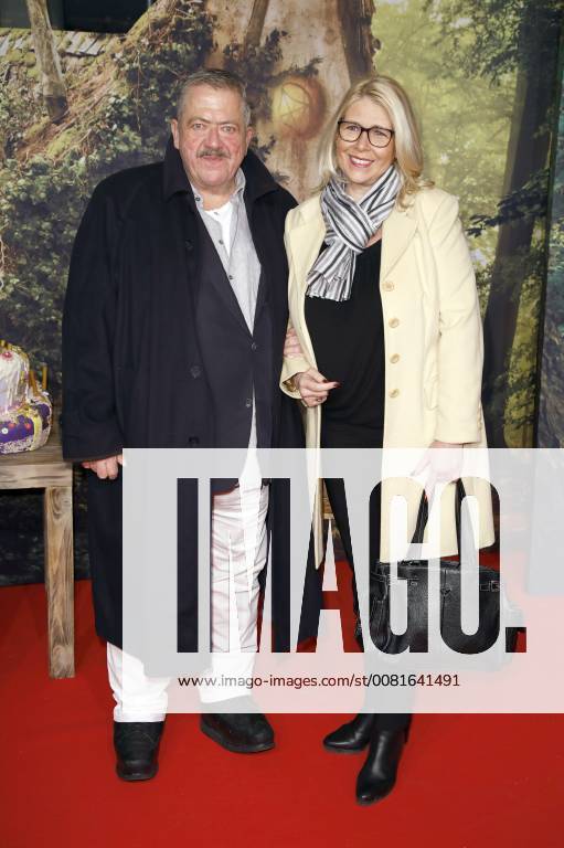 Joseph Haggag Connor with girlfriend Bettina Geyer at the premiere of the movie the little witch in the Mathäser Filmpalast in Munich 21 01 2018 Foto:xS.xGabschx xFuturexImage