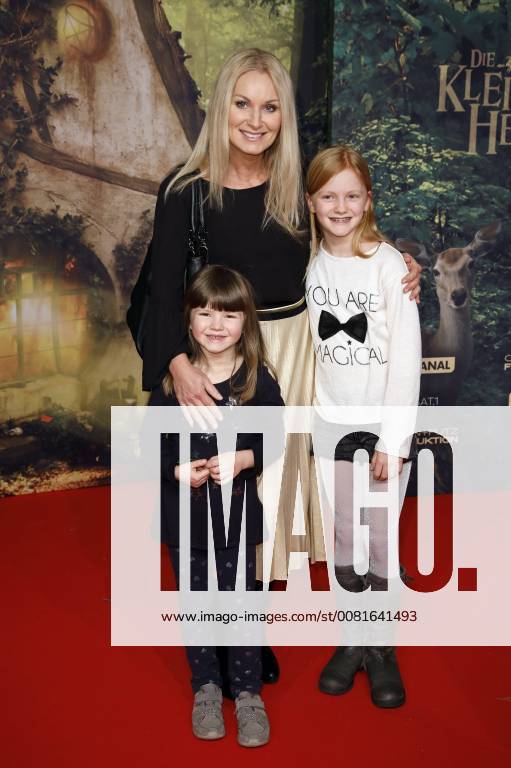Eva Garib with her daughters Amelie and Tony at the premiere of the movie the little witch in the Mathäser Filmpalast in Munich 21 01 2018 Foto:xS.xGabschx xFuturexImage