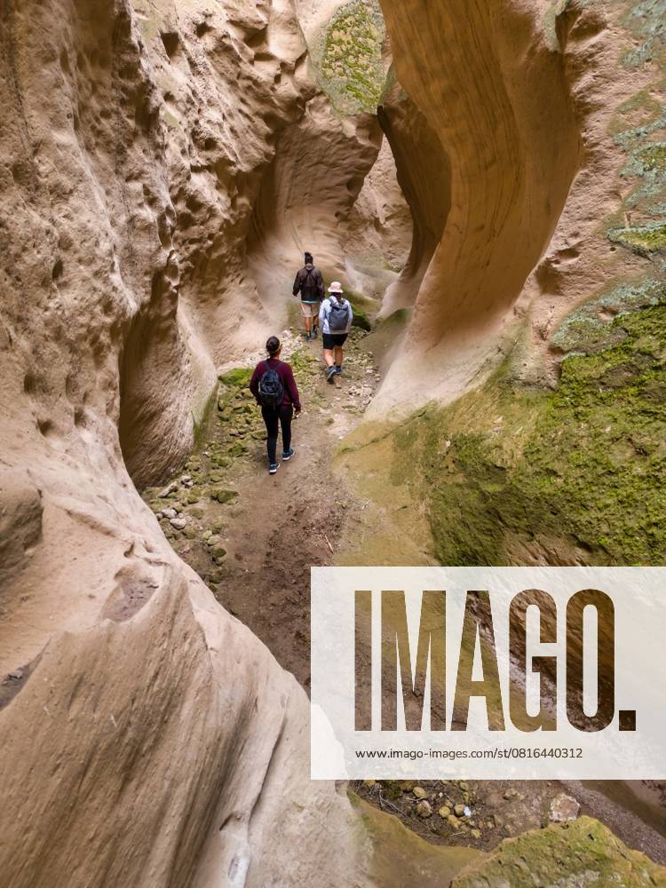 Friends exploring Avla canyon in Soganli Kayseri, Kayseri, Türkiye CR_UGOUSD250430-1696726-01 ,model released, Symbolfoto