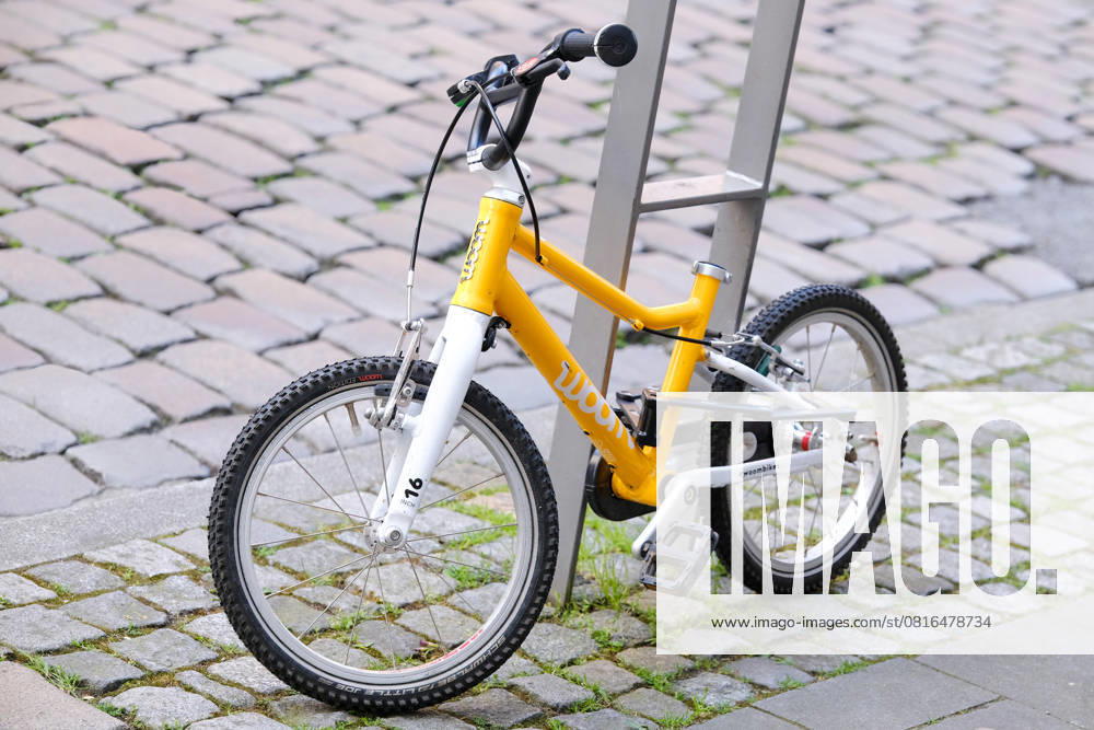 Düsseldorf 05 05 2025 independence toddler child bicycle child bike daycare kindergarten child bike road traffic bicycle theft woombikes Düsseldorf North Rhine-Westphalia Germany