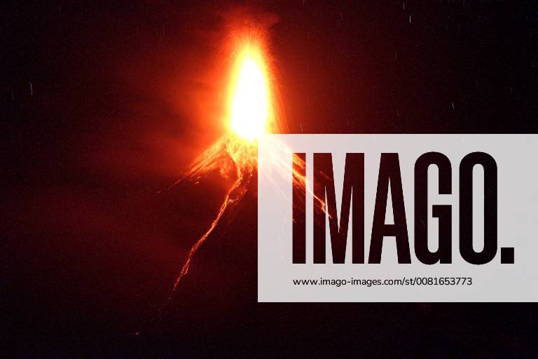Philippines: Lava explosion from Mt. Mayon Lava flows from the slope of Mt. Mayon in Daraga, Albay, Bicol on January 22, 2018. The Philippine Institute of Volcanology and Seismology (PHILVOLCS) declared alert number 4 and wider the danger zone to 8 kilometers area after explosions with volcanic ash yesterday (January 22, 2018). Philippines GregorioxB.xDantesxJr.