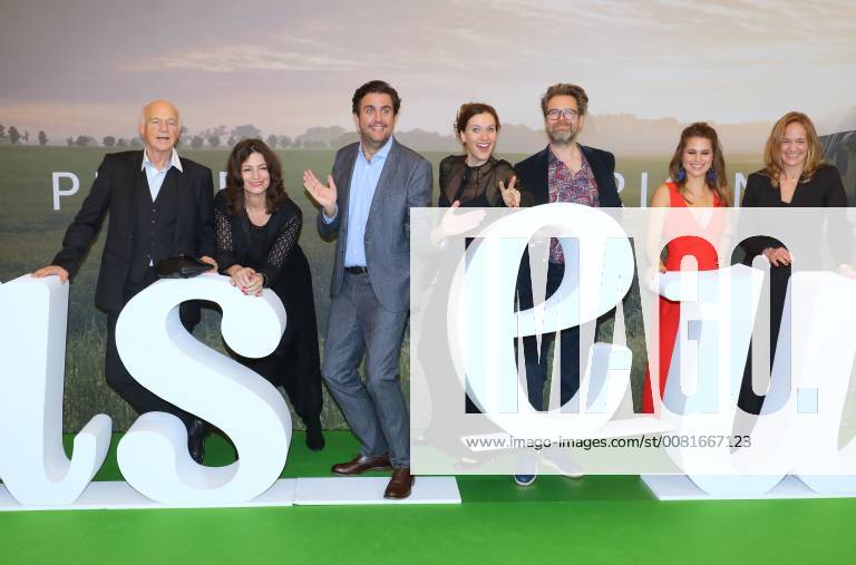 Dietrich Hollinderbaeumer Sabine Vitua Bastian Pastewka Bettina Lamprecht Matthias Matschke Cristina do Rego Sonsee Neu in the Amazon Prime Pastewka film premiere in the cinema international Karl Marx Allee Berlin copyright imago stock people GmbH Tinkeres date 23 01 2018 movie Pastewka