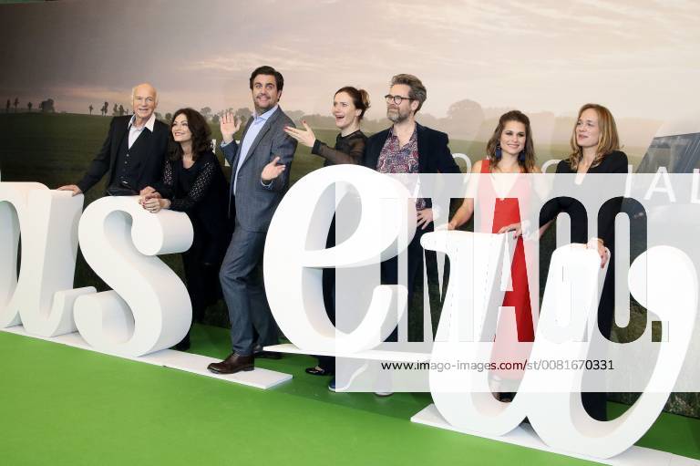 Dietrich Hollinderbäumer Sabine Vitua Bastian Pastewka Bettina Lamprecht Matthias Matschke Cristina do Rego and Sonsee newly at the premiere of the eighth season of Pastewka in international cinema Berlin 23 01 2018 Foto:xA.xFuturexImage