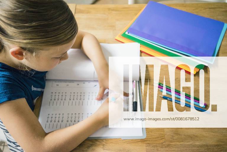 IMAGO Creative: Gesellschaft, Schule, Schulanfang Girl doing homework at table model released Symbolfoto property released MOEF00556