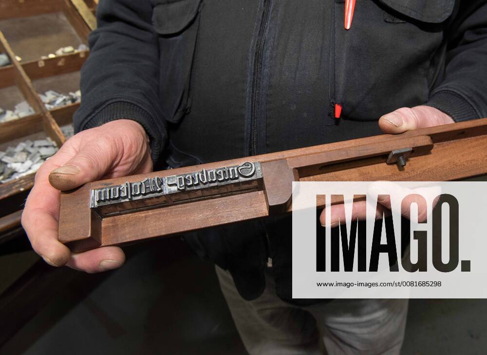 Michael Sobotta vom Johannes-Gutenberg-Museum in Mainz demonstriert am 17.01.2018 in der im Museum rekonstruierten Druckerwerkstatt von Gutenberg wie zu Zeiten Johannes Gutenbergs gedruckt wurde (Foto: im Winkelhaken wurden die Lettern zusammen gesetzt). Vor 550 Jahren, am 03.02.1468, starb Johannes Gutenberg in Mainz, wo er auch geboren wurde. Kaum eine andere Erfindung hat die Welt so sehr veraendert wie die des Mainzer Kaufmannssohns Johannes Gutenberg. Ohne den Buchdruck waeren viele historische Entwicklungen der Neuzeit undenkbar. Die ersten kommerziellen Erfolge erzielte er ausgerechnet mit Ablassbriefen. Im Auftrag der katholischen Kirche produzierte der Mainzer Johannes Gutenberg die beruechtigten Bescheinigungen, die den Kaeufern pauschal Vergebung aller ihrer Suenden versprachen. Zum Einsatz kam eine revolutionaere Technologie,