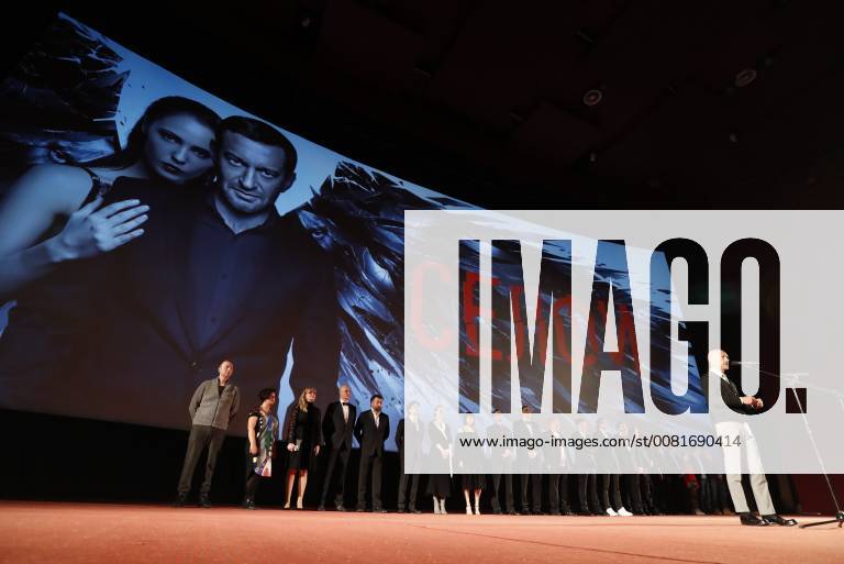 Actor and director Fyodor Bondarchuk (R) attends the Moscow premiere of Nikolai Khomeriki s Selfie film at the Karo 11 Oktyabr Cinema. Artyom Geodakyan TASS TS0711A0