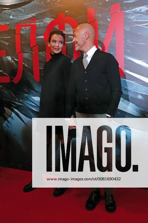 Actor and director Fyodor Bondarchuk (R) and actress Paulina Andreyeva attend the Moscow premiere of Nikolai Khomeriki s Selfie film at the Karo 11 Oktyabr Cinema. Artyom Geodakyan TASS TS0711B1