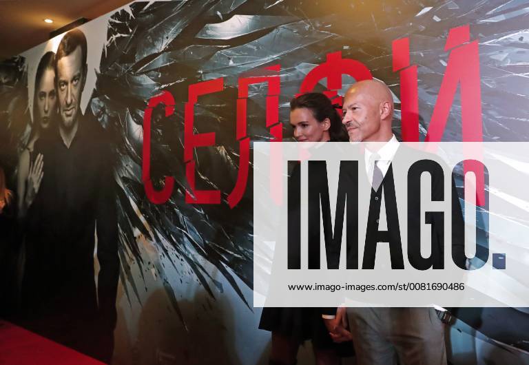 Actor and director Fyodor Bondarchuk (R) and actress Paulina Andreyeva attend the Moscow premiere of Nikolai Khomeriki s Selfie film at the Karo 11 Oktyabr Cinema. Artyom Geodakyan TASS TS0711B0