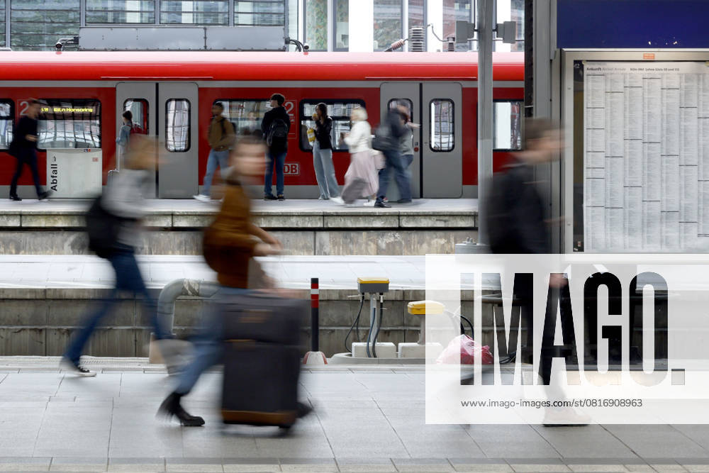 Impression of Cologne Central Station Passengers with luggage on the track, in the background a suburban train At Cologne Central Station, a far-reaching closure of train traffic has begun that will last two and a half weeks The reason is the commissioning of a new electronic interlocking system Many regional trains and subu