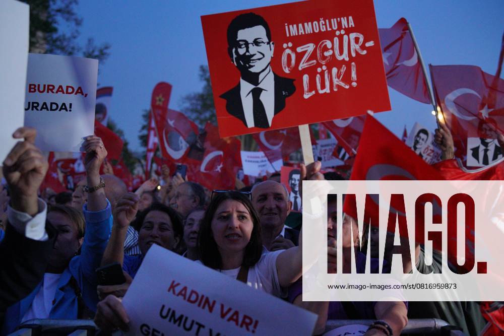 Türkei, Demonstration zur Unterstützung von Ekrem Imamoglu in Istanbul May 7, 2025, Fatih, Istanbul, Turkey: Supporters of Istanbul Mayor Ekrem Imamoglu, hold Turkish flags and placards reading Freedom for Imamoglu during a rally to protest against the arrest of Istanbul Mayor Ekrem Imamoglu as part of a corruption investigation, in front of Istanbul University in Istanbul on May 7, 2025. Fatih Turkey - ZUMAu194 20250507_zip_u194_002