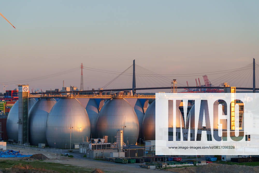 The striking digestion towers at the Köhlbrandhöft sewage treatment plant produce valuable biogas from sewage sludge for a sustainable energy supply.