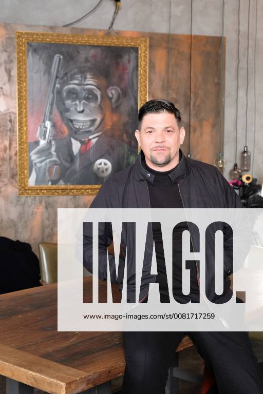 Hamburg Tim Mälzer presents in its hamburger restaurant Bullerei the new season kitchen impossible from the age 4 2 2018 to see on VOX