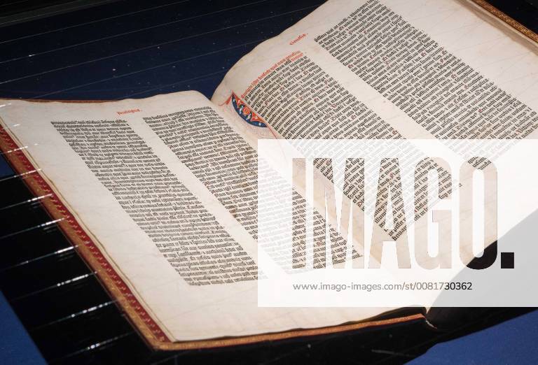 Der 1. Teil der Gutenbergbibel (Shuckburgh-Exemplar, gedruckt zwischen 1452-1455) am 17.01.2018 in einer Vitrine im Johannes-Gutenberg-Museum in Mainz. Kaum eine andere Erfindung hat die Welt so sehr veraendert wie die des Mainzer Kaufmannssohns Johannes Gutenberg. Ohne den Buchdruck waeren viele historische Entwicklungen der Neuzeit undenkbar. Die ersten kommerziellen Erfolge erzielte er ausgerechnet mit Ablassbriefen. Im Auftrag der katholischen Kirche produzierte der Mainzer Johannes Gutenberg die beruechtigten Bescheinigungen, die den Kaeufern pauschal Vergebung aller ihrer Suenden versprachen. Zum Einsatz kam eine revolutionaere Technologie, die der Tueftler zuvor in jahrelanger Arbeit ausgefeilt hatte. Gutenberg gilt als Erfinder des Buchdrucks mit beweglichen Lettern. Am 3. Februar jaehrt sich zum 550. Mal sein Todestag. (Siehe epd
