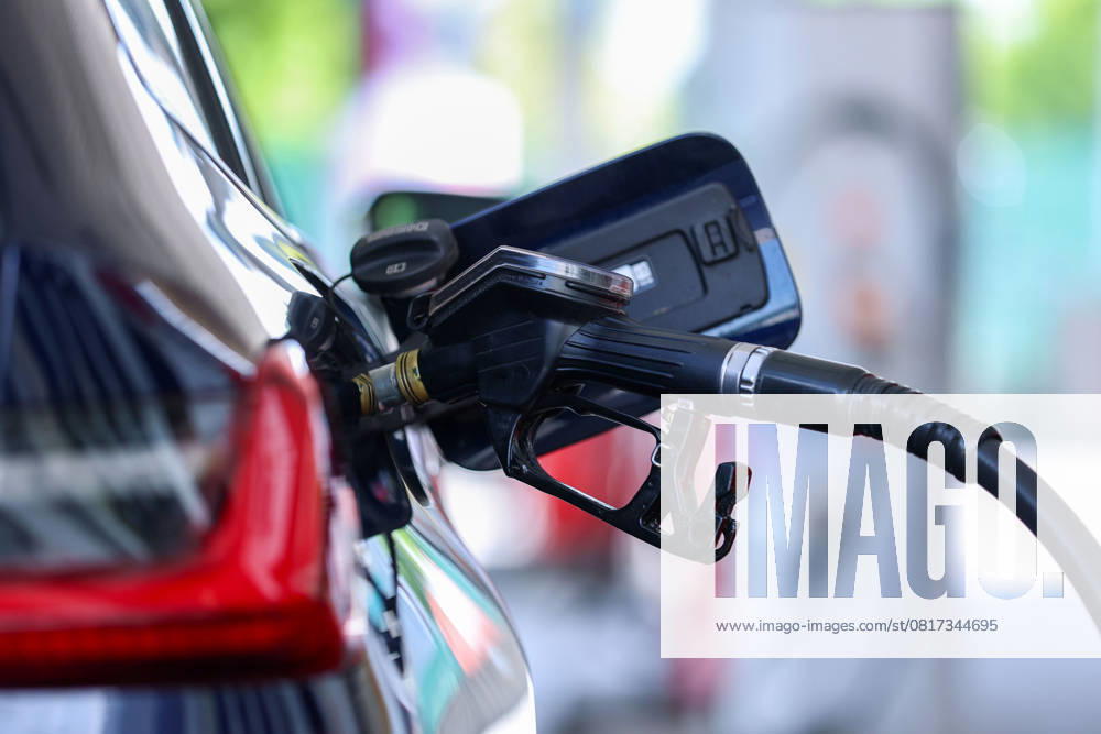 Petrol prices at the filling station 09 05 2025 Economy, traffic, filling station Filling up is currently cheaper than ever before this year Both E10 premium petrol and diesel have reached their lowest prices of the year in the ADACs weekly price comparison Munich Munich Germany