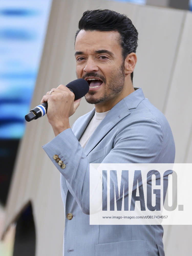 Giovanni Zarella stands on the stage, Saisoneroeffnung, ZDF Fernsehgarten, ZDF Sendezentrum on May 04, 2025 in Mainz, Germany Photo by Marco Steinbrenner DeFodi Images Giovanni Zarella stands on the stage, Saisoneroeffnung, ZDF Fernsehgarten, ZDF Sendezentrum, May 4, 2025 in Mainz, Germany Photo by Marco Steinbrenner DeFodi Images